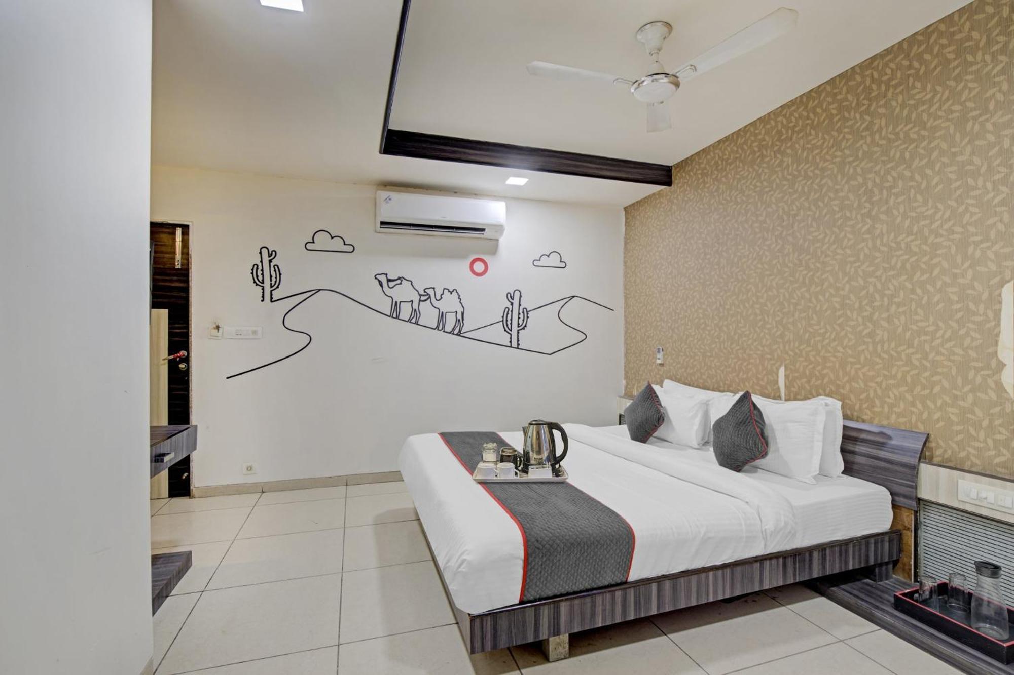 Hotel O The Kia Residency Hotel And Banquet Ahmedabad Exterior foto