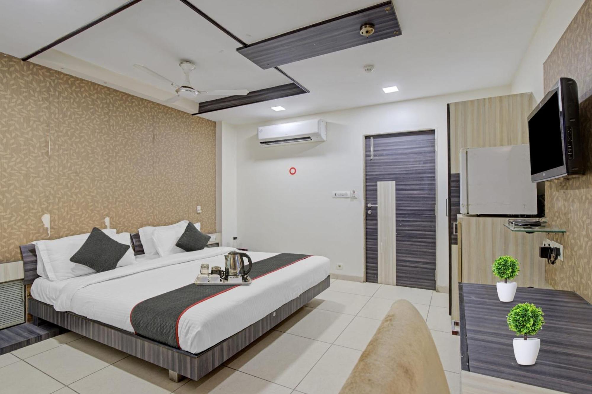 Hotel O The Kia Residency Hotel And Banquet Ahmedabad Exterior foto