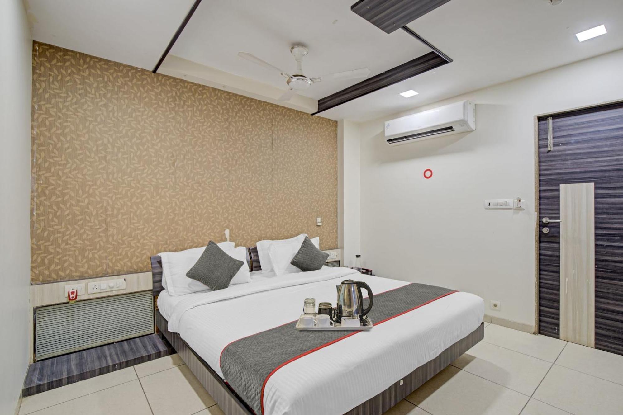 Hotel O The Kia Residency Hotel And Banquet Ahmedabad Exterior foto