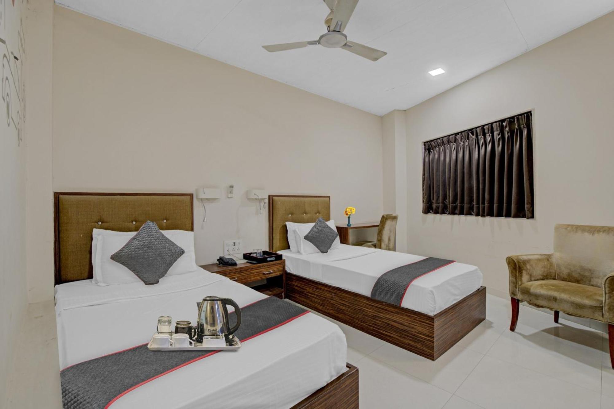 Hotel O The Kia Residency Hotel And Banquet Ahmedabad Exterior foto