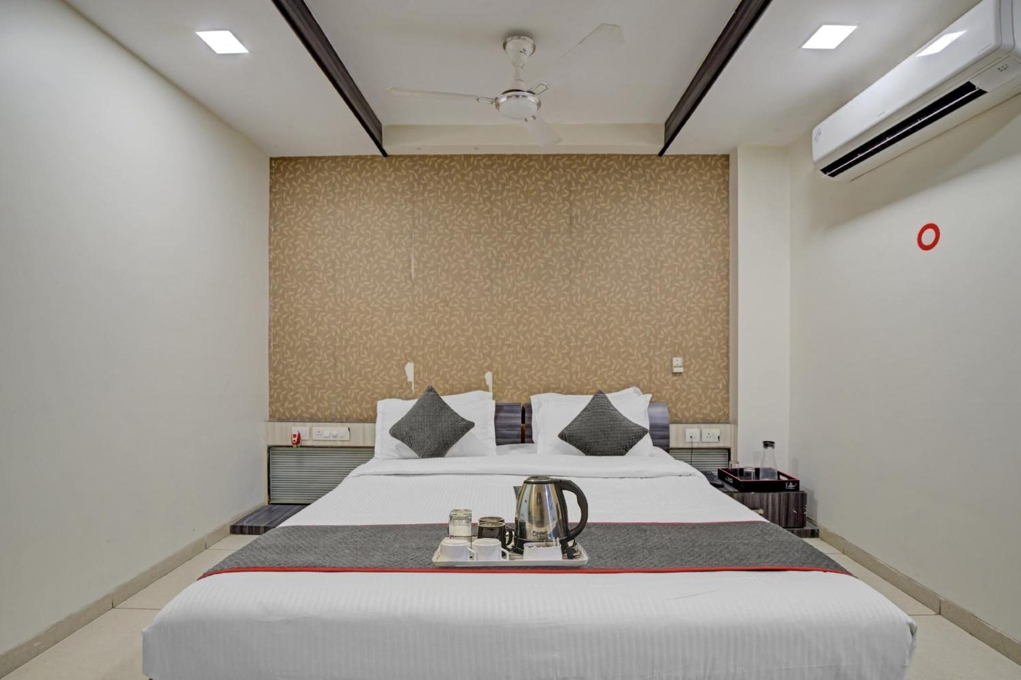 Hotel O The Kia Residency Hotel And Banquet Ahmedabad Exterior foto